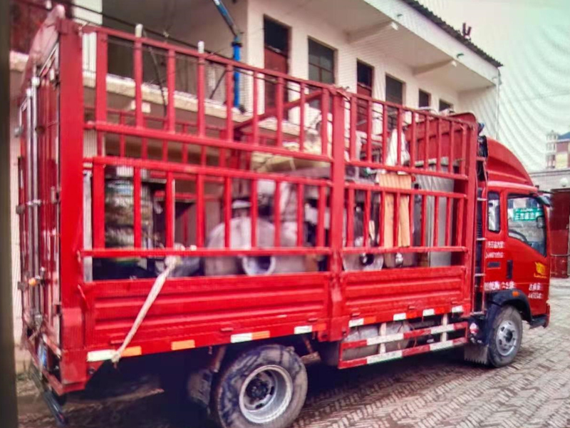 陜西延川縣錦春棗業(yè)公司客戶機(jī)器裝車現(xiàn)場(chǎng)
